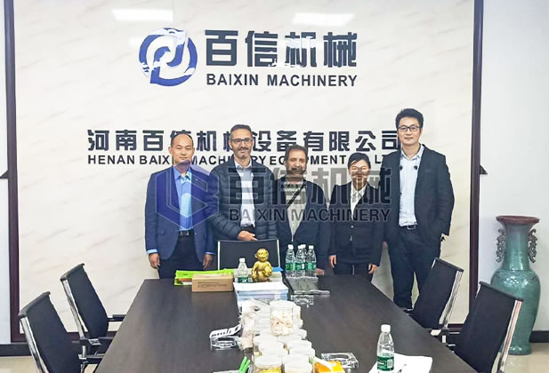 百信機(jī)械總經(jīng)理黃文峰與國(guó)外客戶(hù)合影